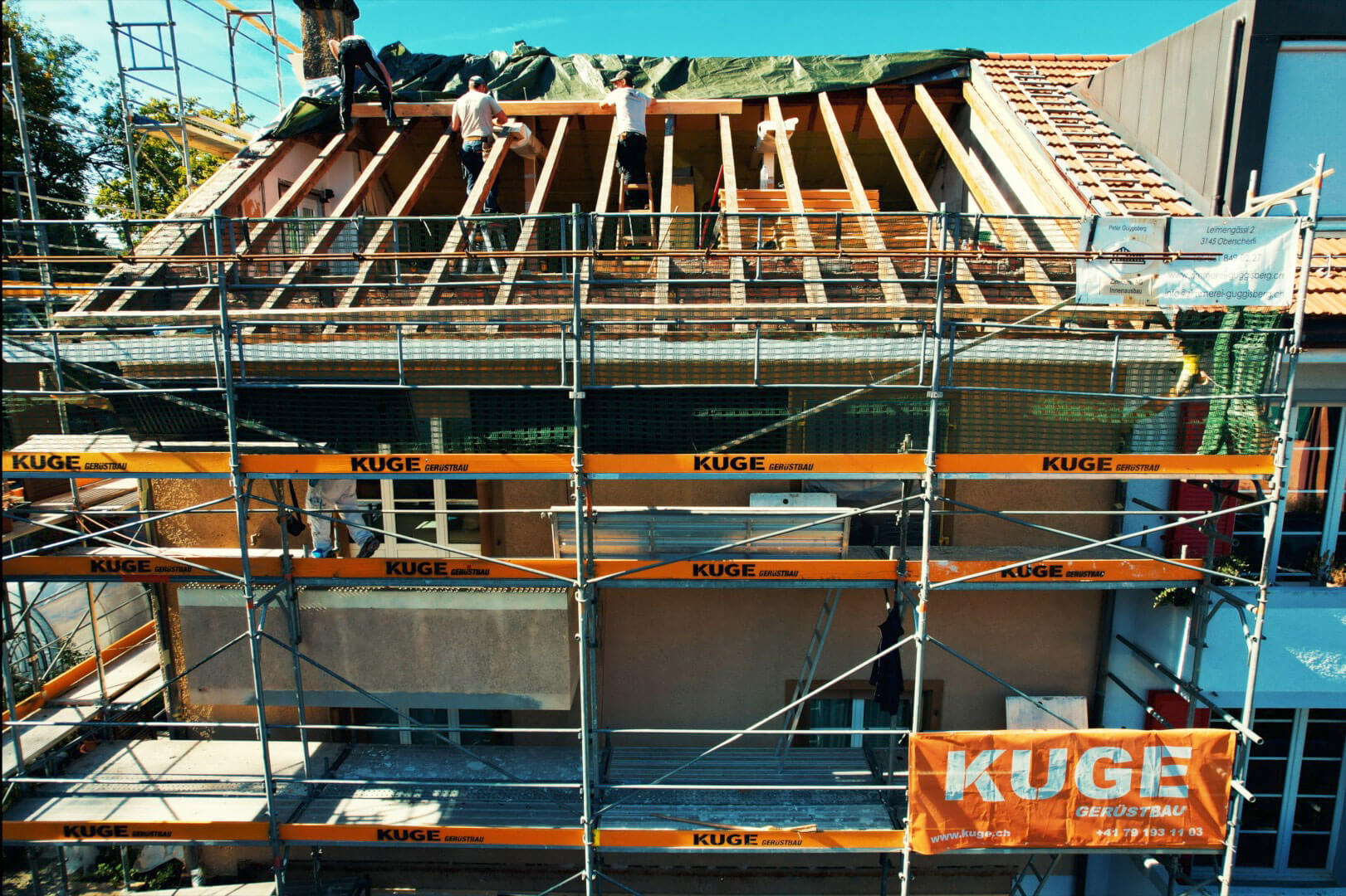 Geliefertes Gerüst auf einer Baustelle in Bern – Foto: KUGE Bau AG