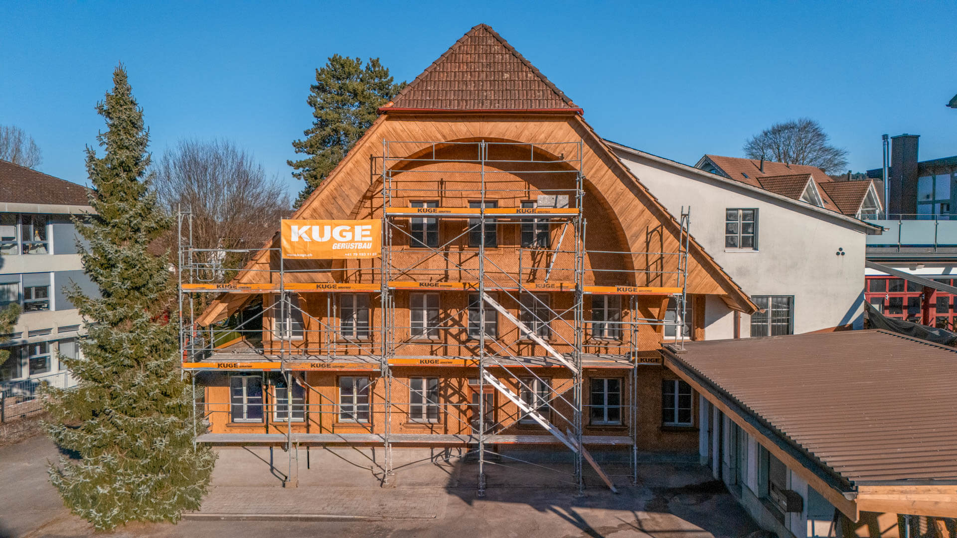 Fassadengerüst mit mehreren Gerüstlagen und Treppenaufstieg – Foto: KUGE Bau AG