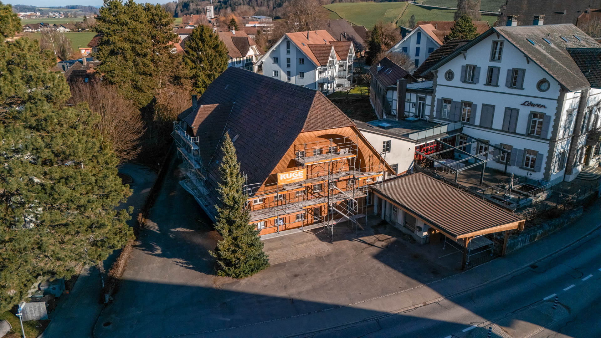 Fassadengerüst an einem Haus mit wenig Abstand zum Nachbargebäude – Foto: KUGE Bau AG