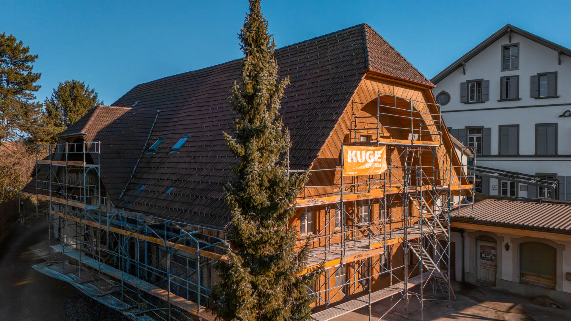 Fassadengerüst an einem Wohnhaus während der Sanierung – Foto: KUGE Bau AG