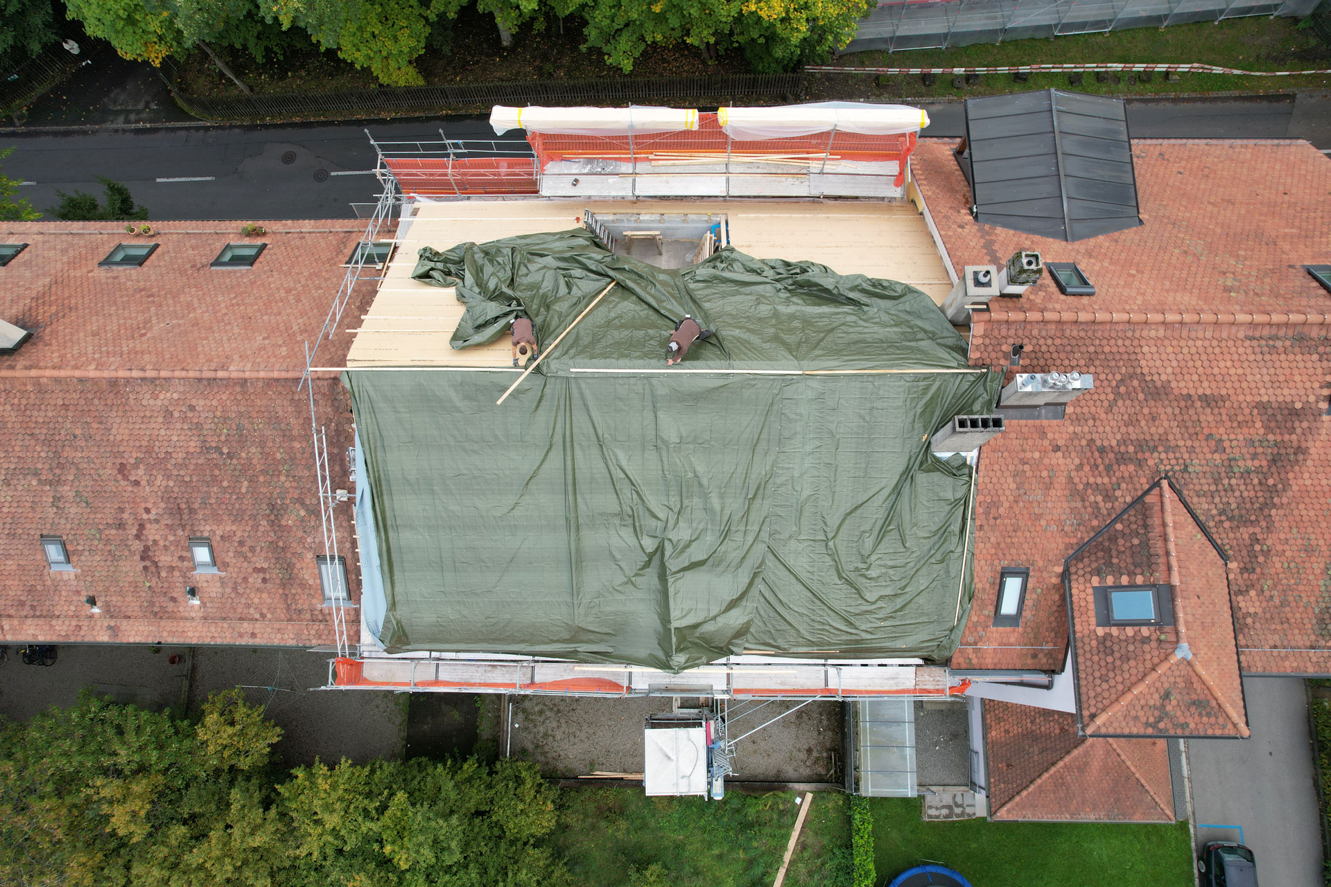 Dachgerüst mit Dachfanglage und Absturzsicherung in Bern – Foto: KUGE Bau AG