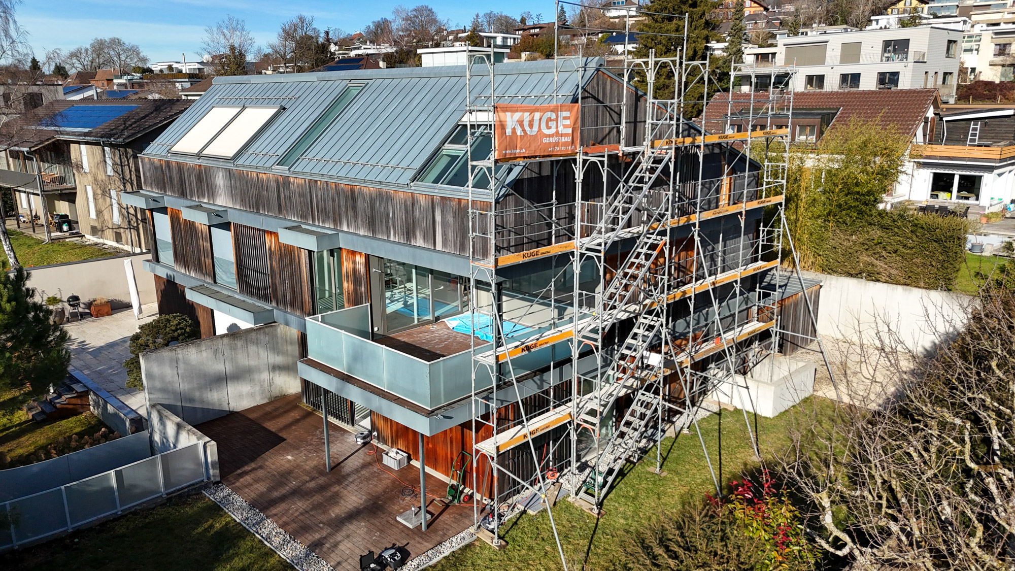 Fassadengerüst an Mehrfamilienhaus in Bern – Foto: KUGE Bau AG