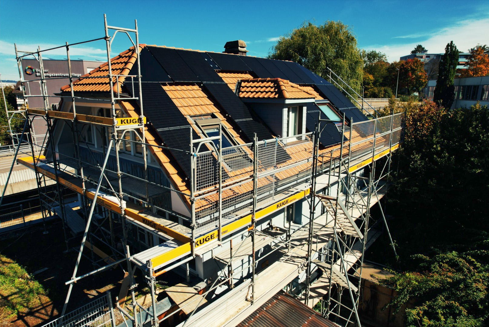 Solargerüste in Bern – Foto: KUGE Bau AG