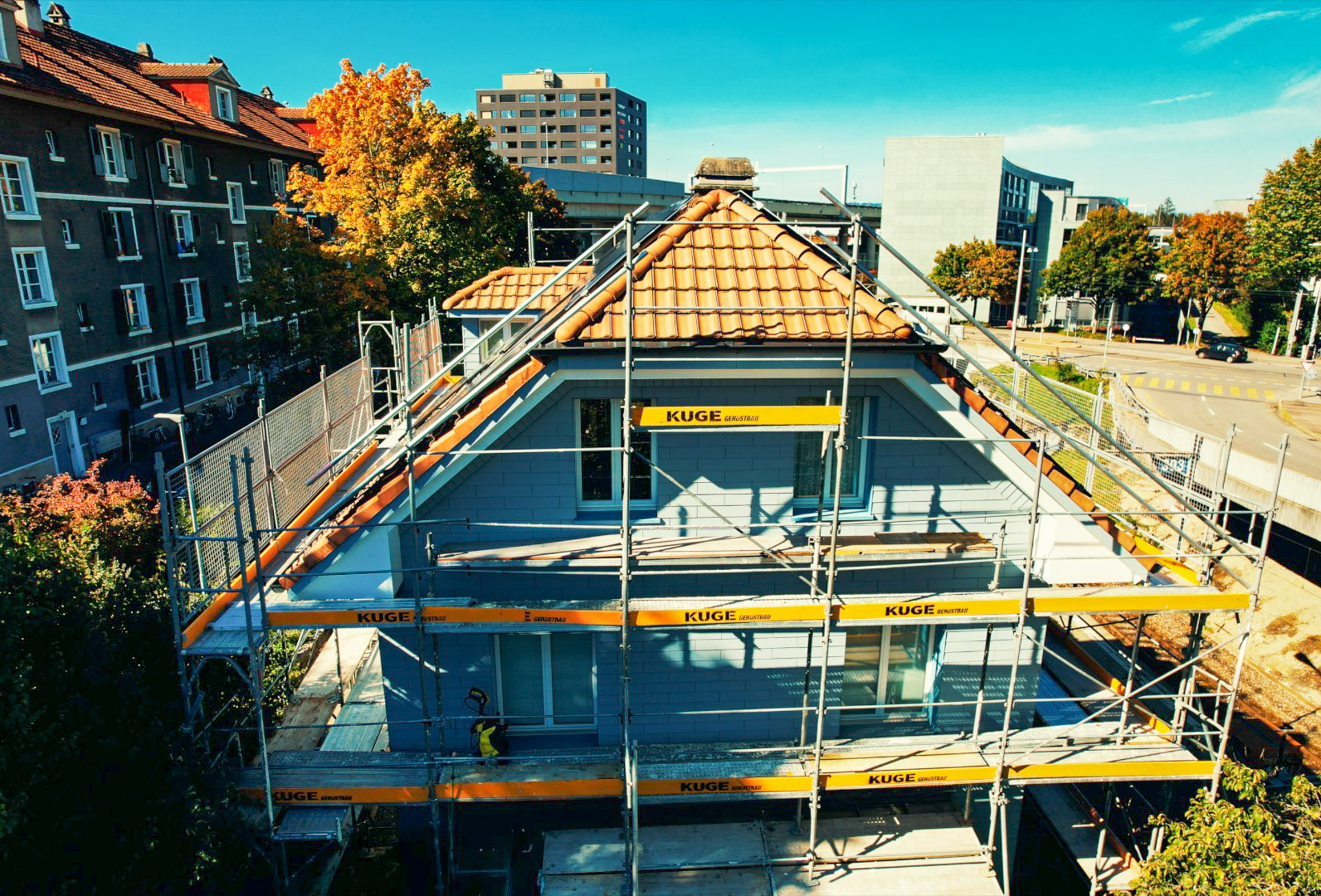 Gerüstbau Freiburgstrasse – Solargerüst und Fassadengerüst – Foto: KUGE Bau AG