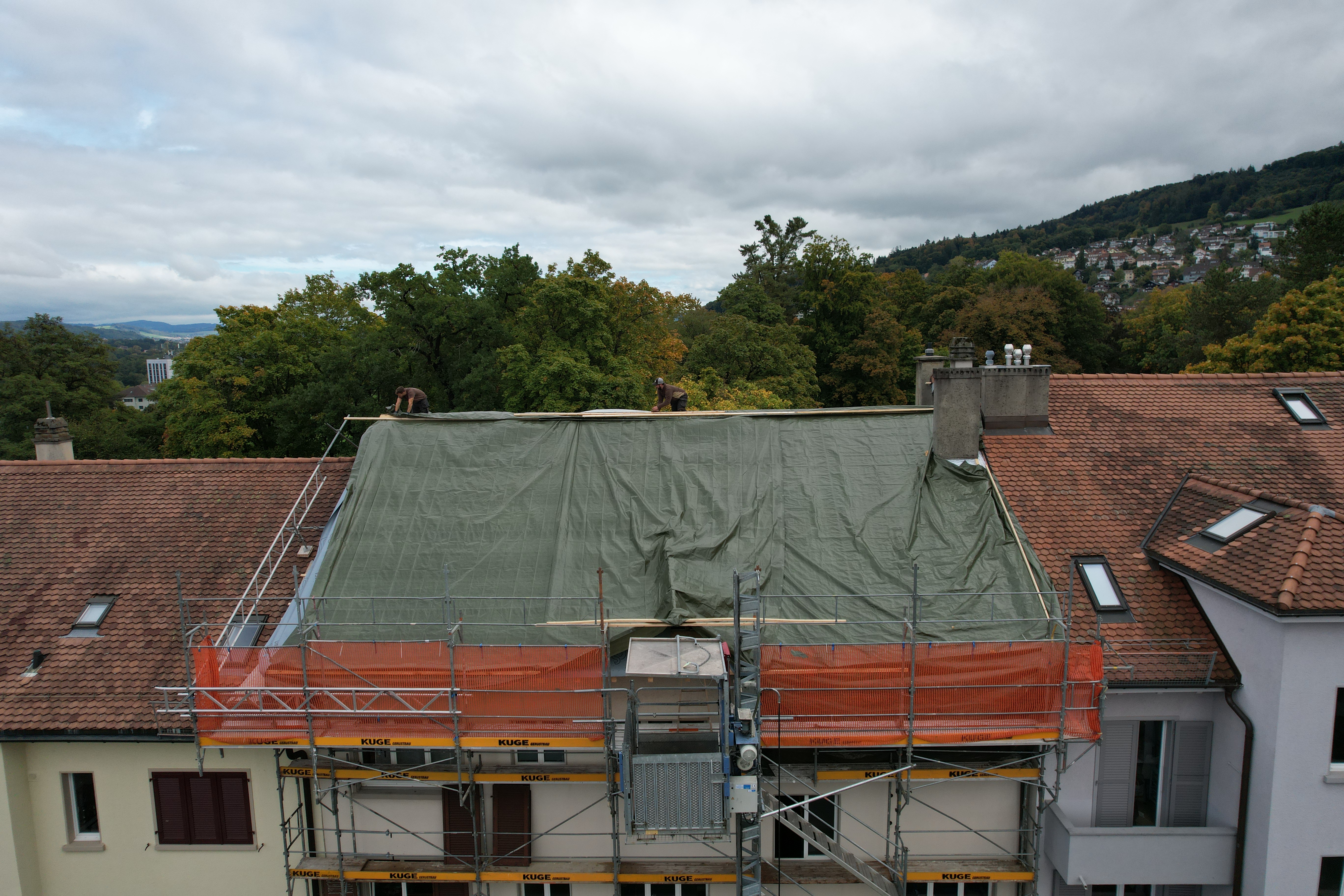 Fassadengerüst + Material-Aufzug Morillonstrasse – Foto 2 – KUGE Bau AG