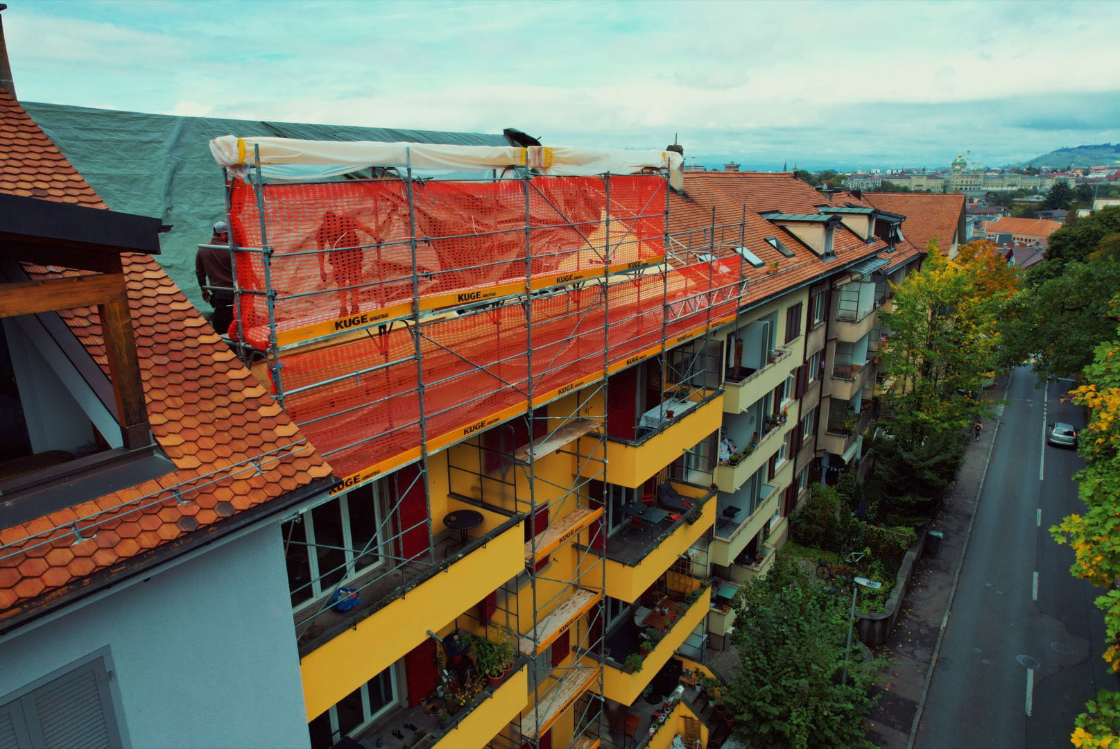 Gerüstbau Morillonstrasse – Fassadengerüst mit Aufzug – Foto: KUGE Bau AG